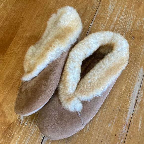 St. John’s Bay Women’s Sherling Suede Leather Fur Brown Slippers 10M - Picture 1 of 8